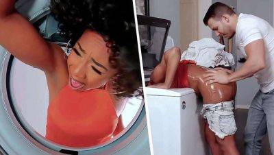 Feeling up My Girlfriend's Ebony Mom Stuck in Washing Machine - MILFED on vidgratis.com