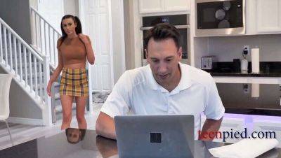 Stepdaughter Mia Taylor Catches Stepdad Jerking Off on vidgratis.com