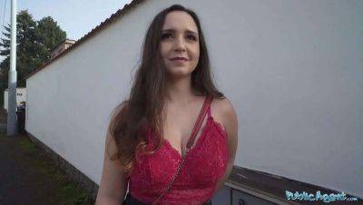 Public Agent: He Generously Pays for a Peek at Her Impressive Natural Bosoms on vidgratis.com