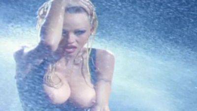 Solo scene with an awesome Pamela Anderson on vidgratis.com