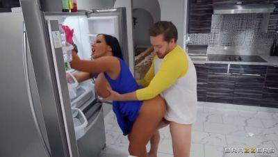 Kyle Mason and Sybil Stallone: Playtime during Kitchen Tasks with Big Tits & Big Ass MILF on vidgratis.com