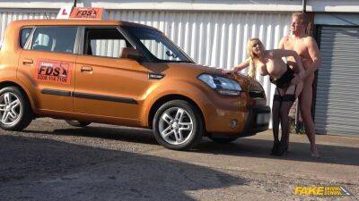 Amber Jayne gets fucked inside and outside the car on vidgratis.com