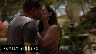 Abbie Maley's Family Vacation Turns Raunchy with Her Step Cousin - Family Sinners on vidgratis.com