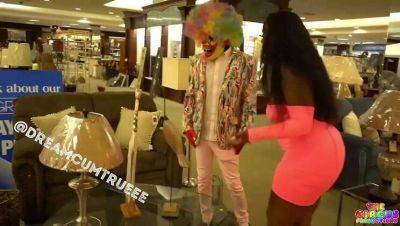 Sucking off my Sugar Daddy Clown at the College Mall on vidgratis.com