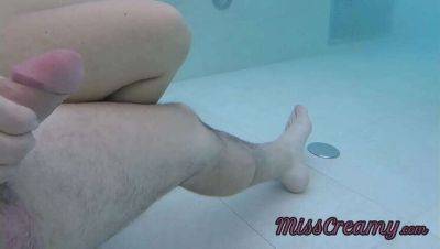 MissCreamy's Public Pool Dick Flash: Assisting with Masturbation - Risky Business on vidgratis.com