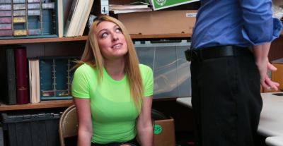 Shoplifter wants to fuck and swallow in order to be freed on vidgratis.com