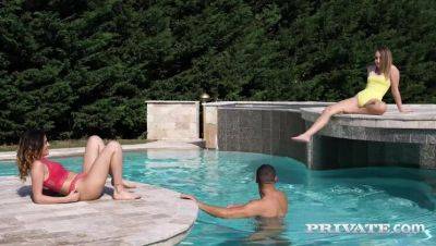 Poolside Threesome with Rimming on vidgratis.com