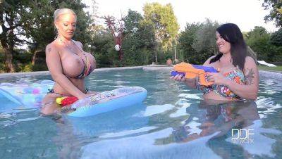 Floating Gazongas: Two British Bombshells With Big Tits In The Pool - Britain on vidgratis.com