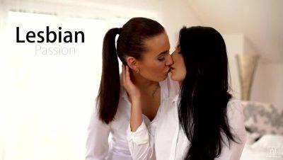 Lesbian Passion - S19:E17 on vidgratis.com