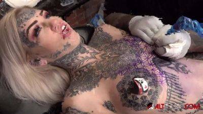 Amber Luke Gets Tattooed While Sascha Plays with Her Big Tits - Australia on vidgratis.com